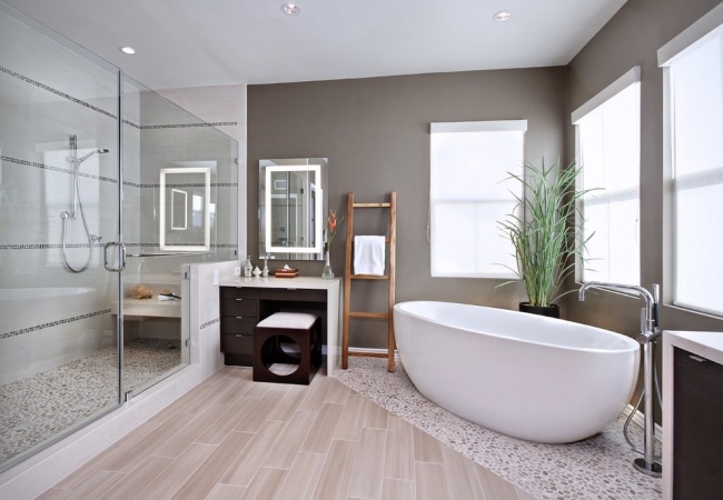 banheiro moderno com piso de ladrilho de madeira que parece mosaico de pedras