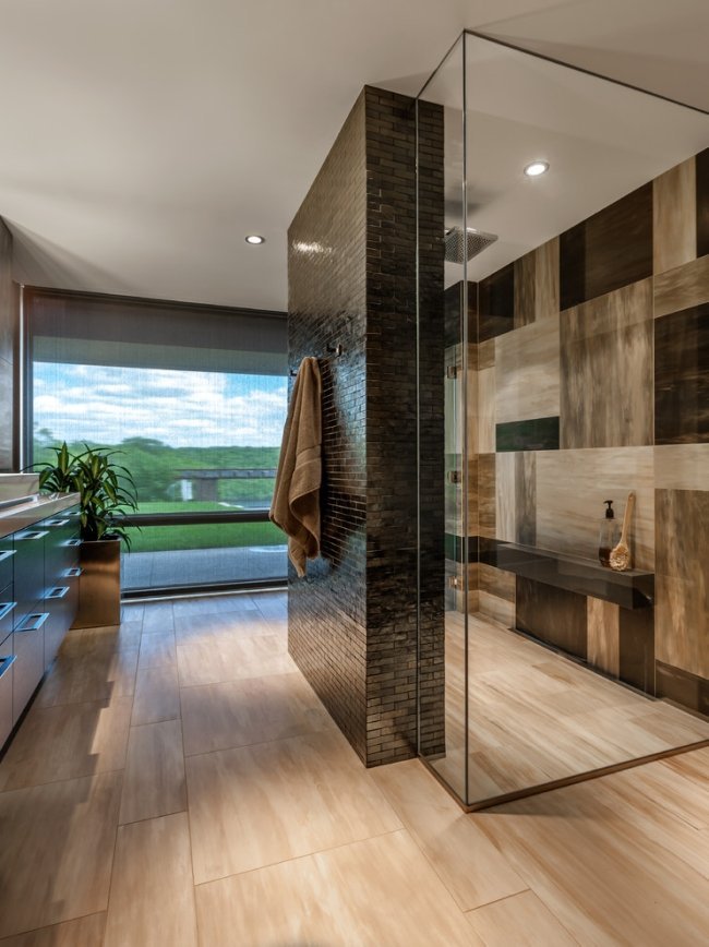 Ladrilhos do banheiro moderno vidro visual de madeira janela panorâmica da área do chuveiro