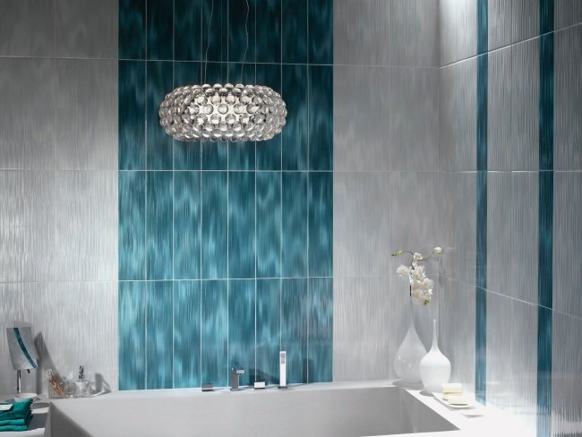 Efeitos de azulejos de banheiro banheira branco azul polido