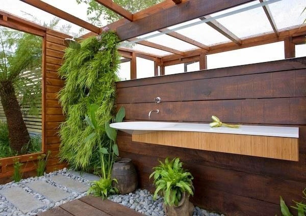 Galpão de jardim de banheiro com elementos de design exótico de madeira de telhado de vidro