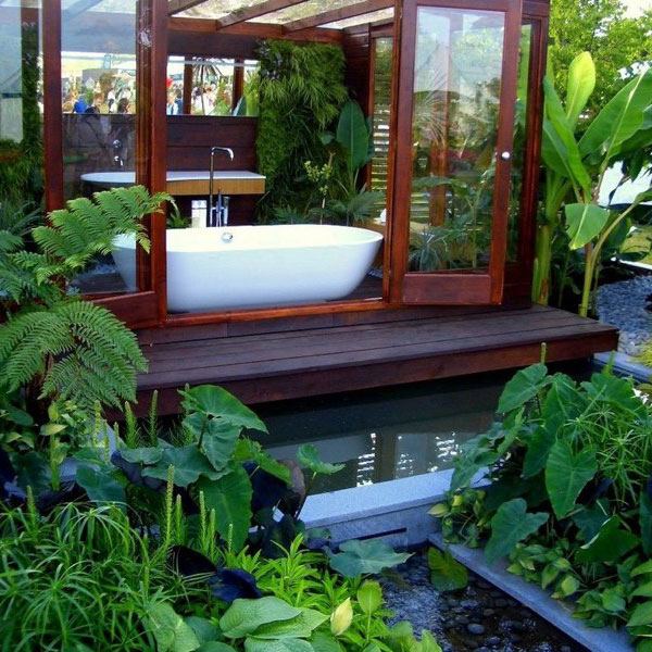 Casa de banho para o jardim - banheira branca banheira exterior exótica vegetação