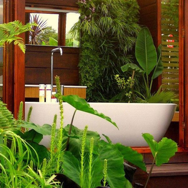 Casa de banho para a tendência de estilo de vida do jardim. Banheira autônoma