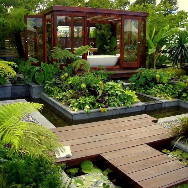 Banheiros no galpão do jardim constroem plantas exóticas exuberantes