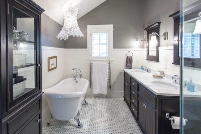 Banheiro clássico com banheira vitoriana preta e branca Synthesis-Design-inc