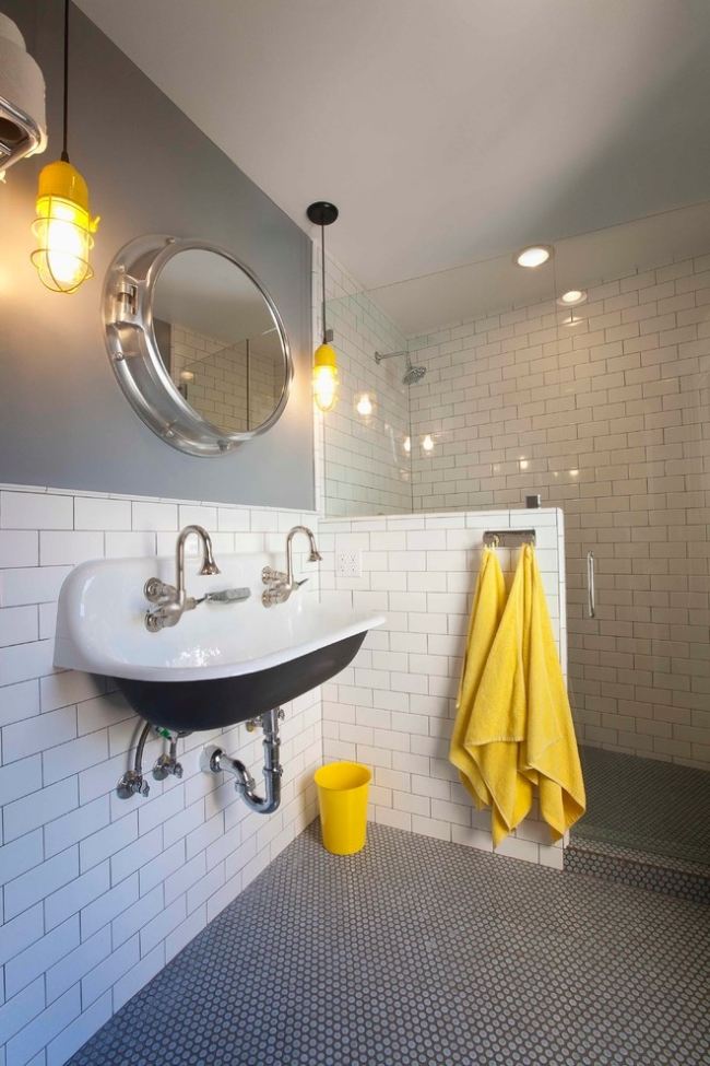 Lavatório industrial chique de móveis de banheiro - detalhes em amarelo - interiores ecléticos - Eric Aust-Architects