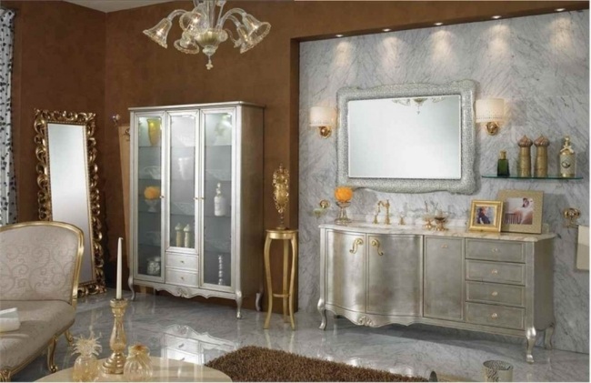Clássico banheiro com decoração de móveis em cornijas e ornamentos ricos em frentes