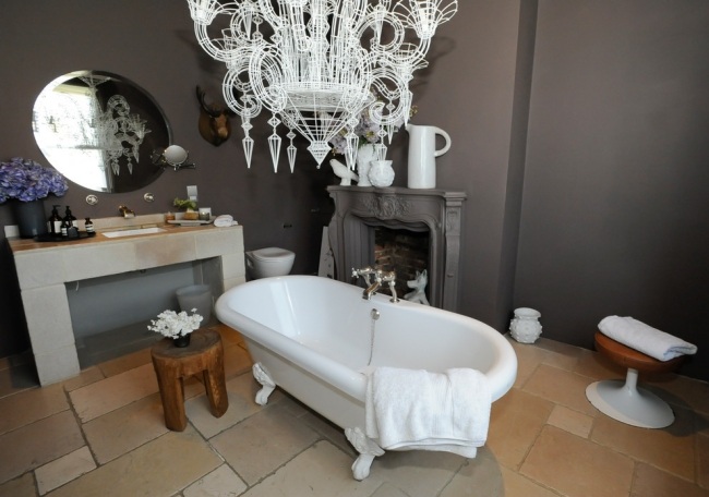 Design de interiores de banheiro eclético-banheira lustre cristal-banquinho de madeira rústica toalha-beccy-smart-fotografia