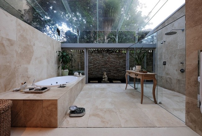 Banheiro asiático com design - móveis zen e penteadeira de madeira Peerutln-Architects