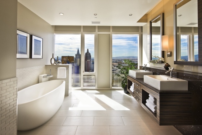 Banheira autônoma de banheiro contemporâneo - pia de madeira - Panorama Khudson - Interiores