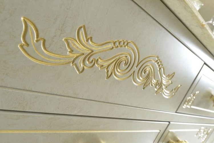 banheiro-mobília-estilo barroco-Alice-detalhe-dourado-ornamento
