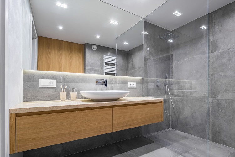 Casa de banho renovar azulejos cinzentos de vidro cabine de duche gabinete de lavatório de madeira