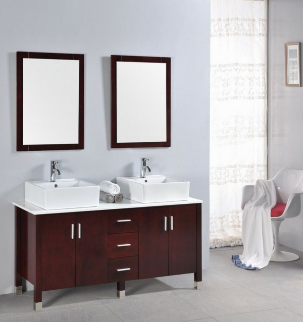 vermelho-escuro-armário-lavatório-e-espelho-com moldura de madeira-cortina-e-cadeira