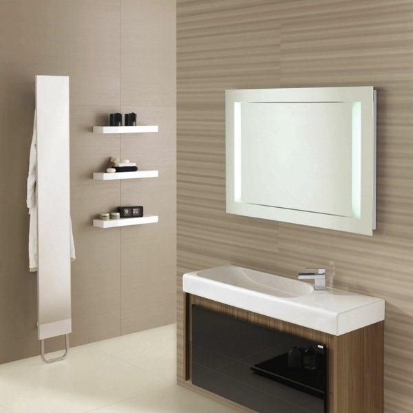 elegante-banheiro-com-espelho-armário-madeira