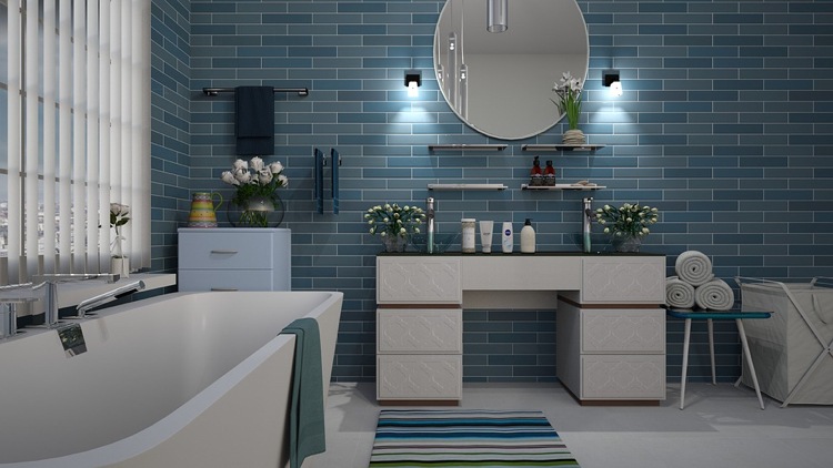 Renovação de banheiro com banheira autônoma de azulejos verde-azul de crédito