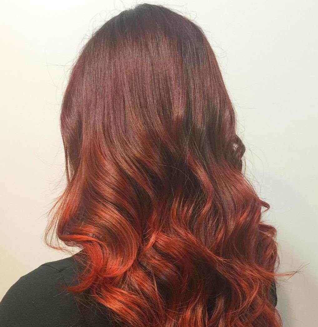Mantendo o cabelo castanho com mechas vermelhas, tendência a cor do cabelo ruivo
