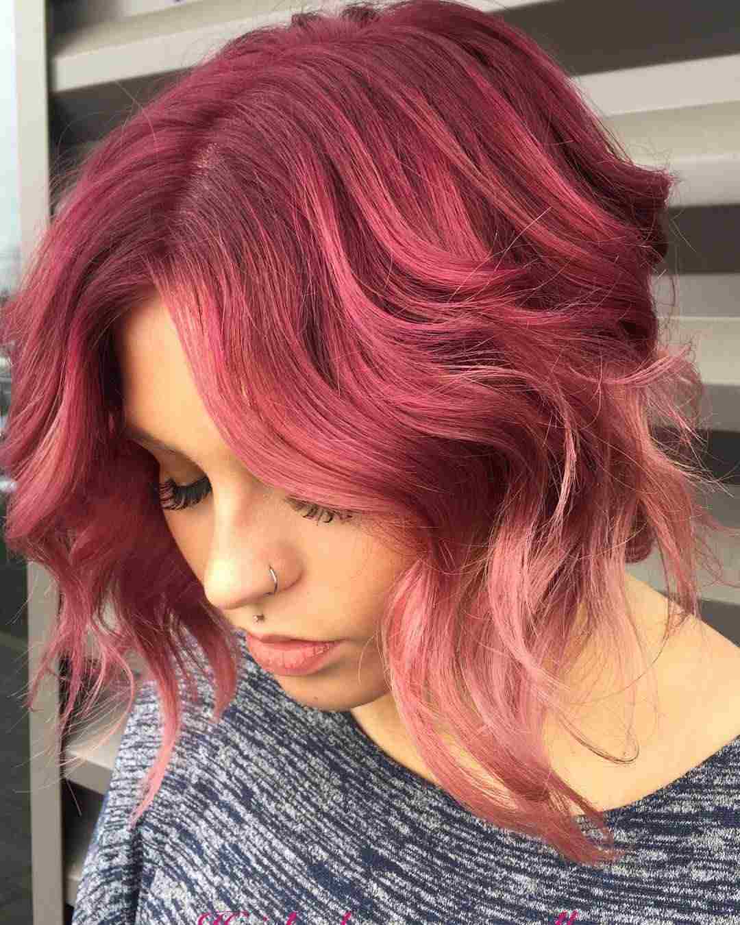 Cabelo ruivo pastel, louro, com destaques estilo corte de cabelo curto