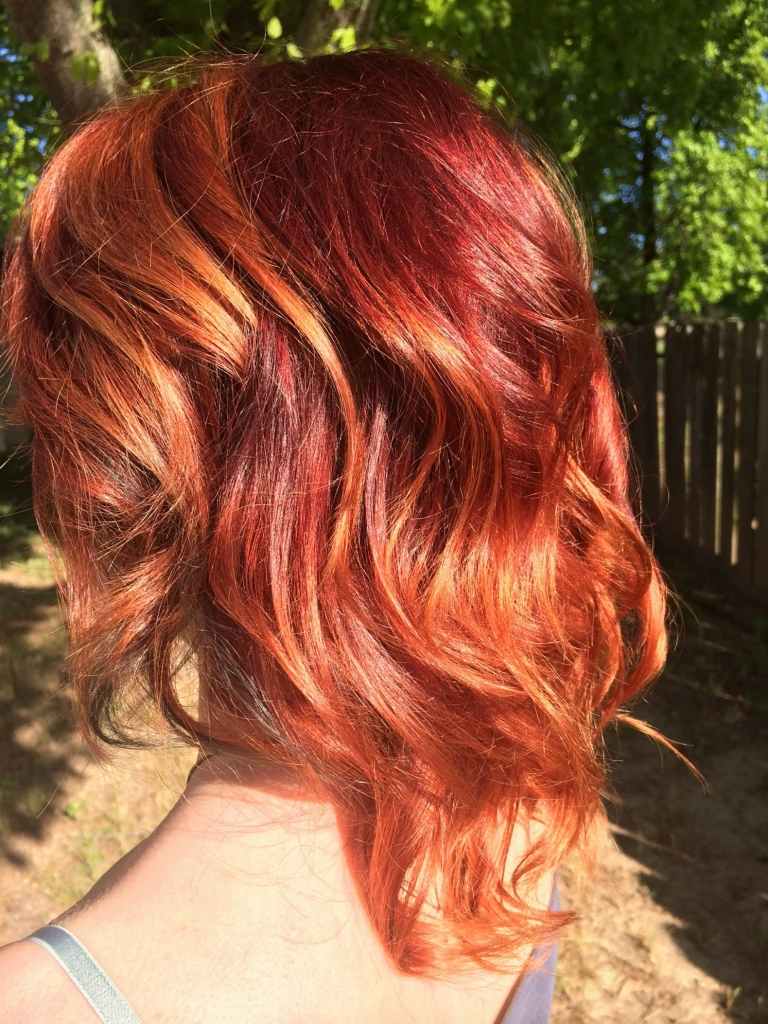 Cabelo vermelho cobre escuro com reflexos loiros ideias de penteado de cabelo curto
