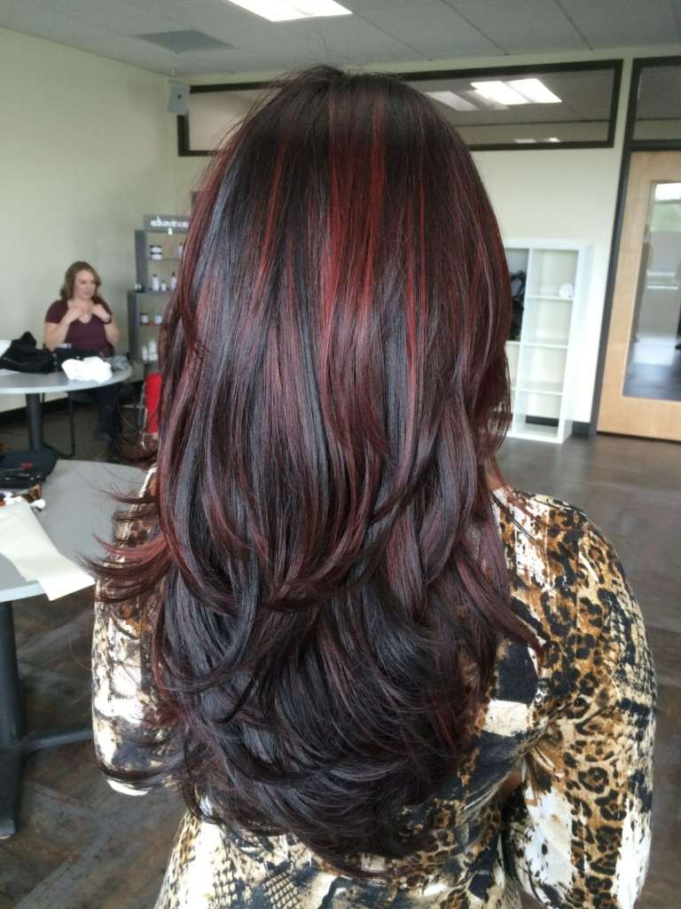 Cabelo castanho escuro com mechas vermelhas, dicas para cuidar do cabelo