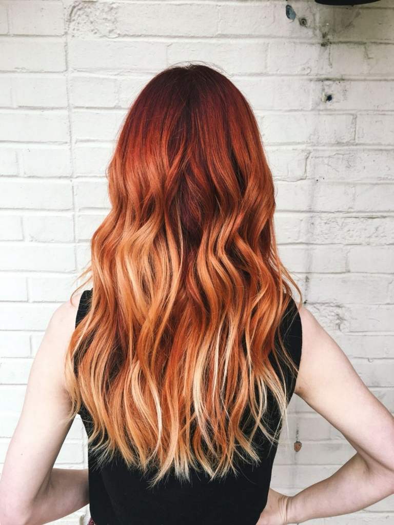 Cabelo vermelho cobre com reflexos loiros tendência de cabelo ruivo balayage