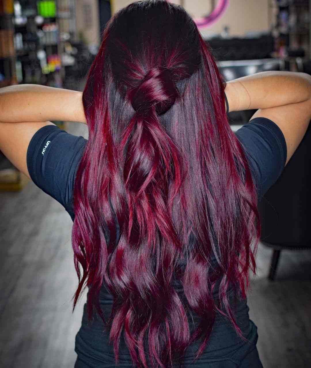 Cabelo vermelho cor de vinho Balayage roxo destaca ideias de penteado
