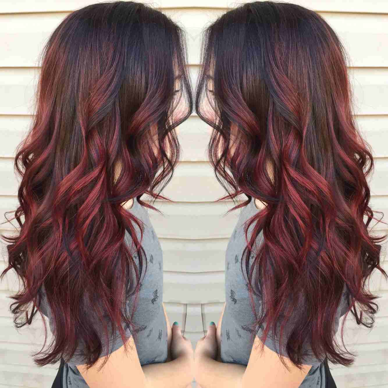 Balayage Red Brown Hair Trend Destaques da cor do cabelo vermelho cereja