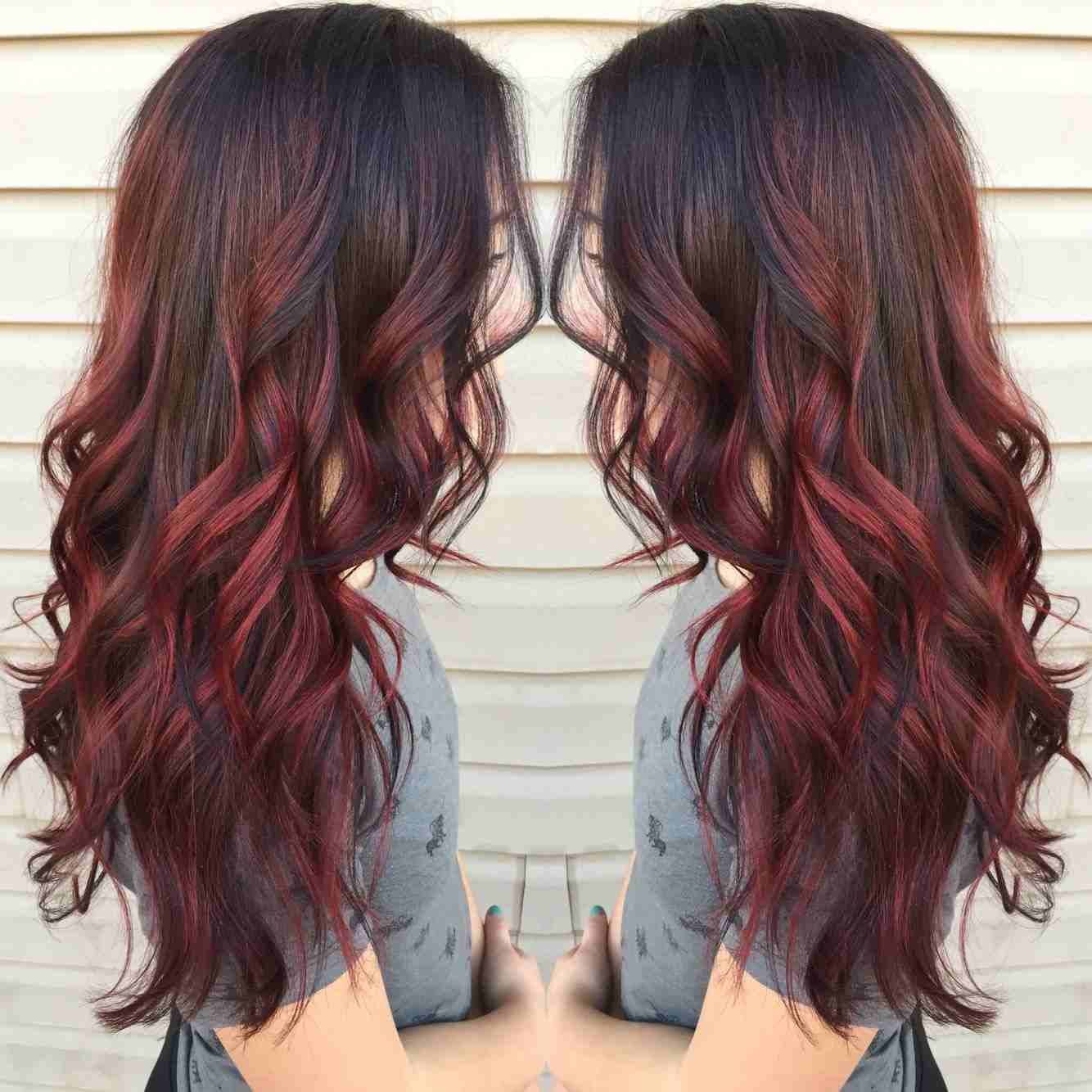 Balayage Red Brown Hair Trend Destaques da cor do cabelo vermelho cereja