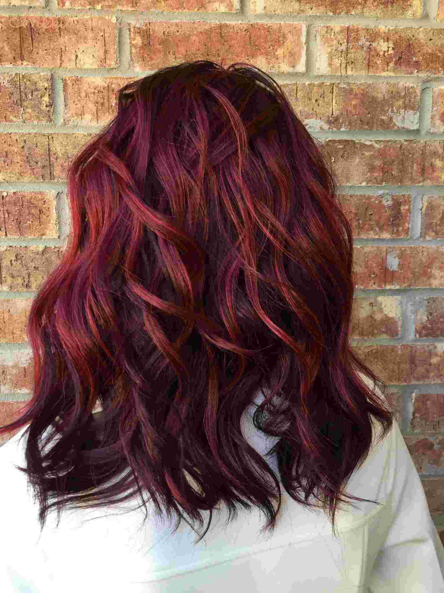 Balayage cabelo vermelho tendência cor de cabelo vermelho cereja que tom de pele penteado ideias mulheres
