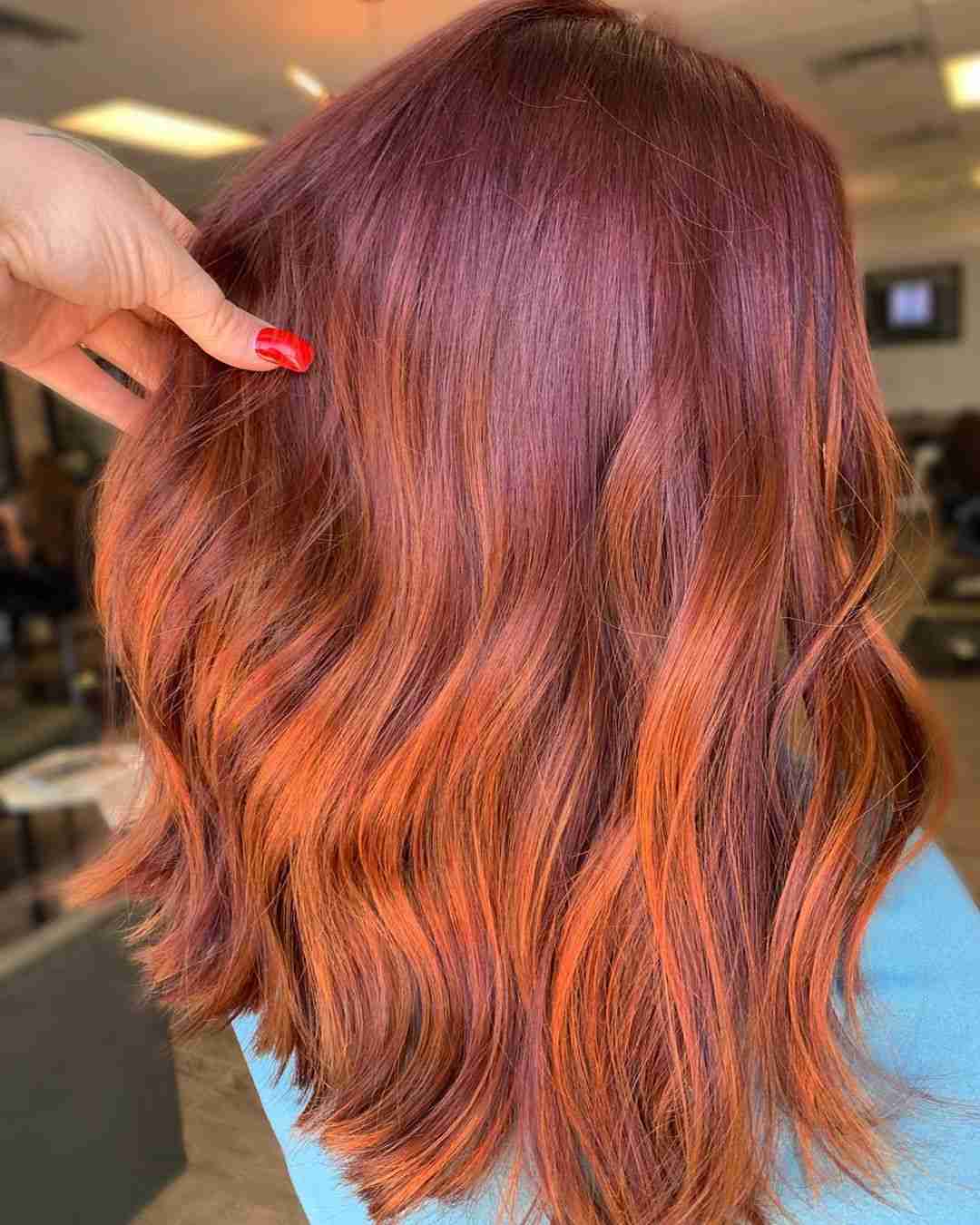 Balayage fios de cobre caramelo vermelho no cabelo castanho