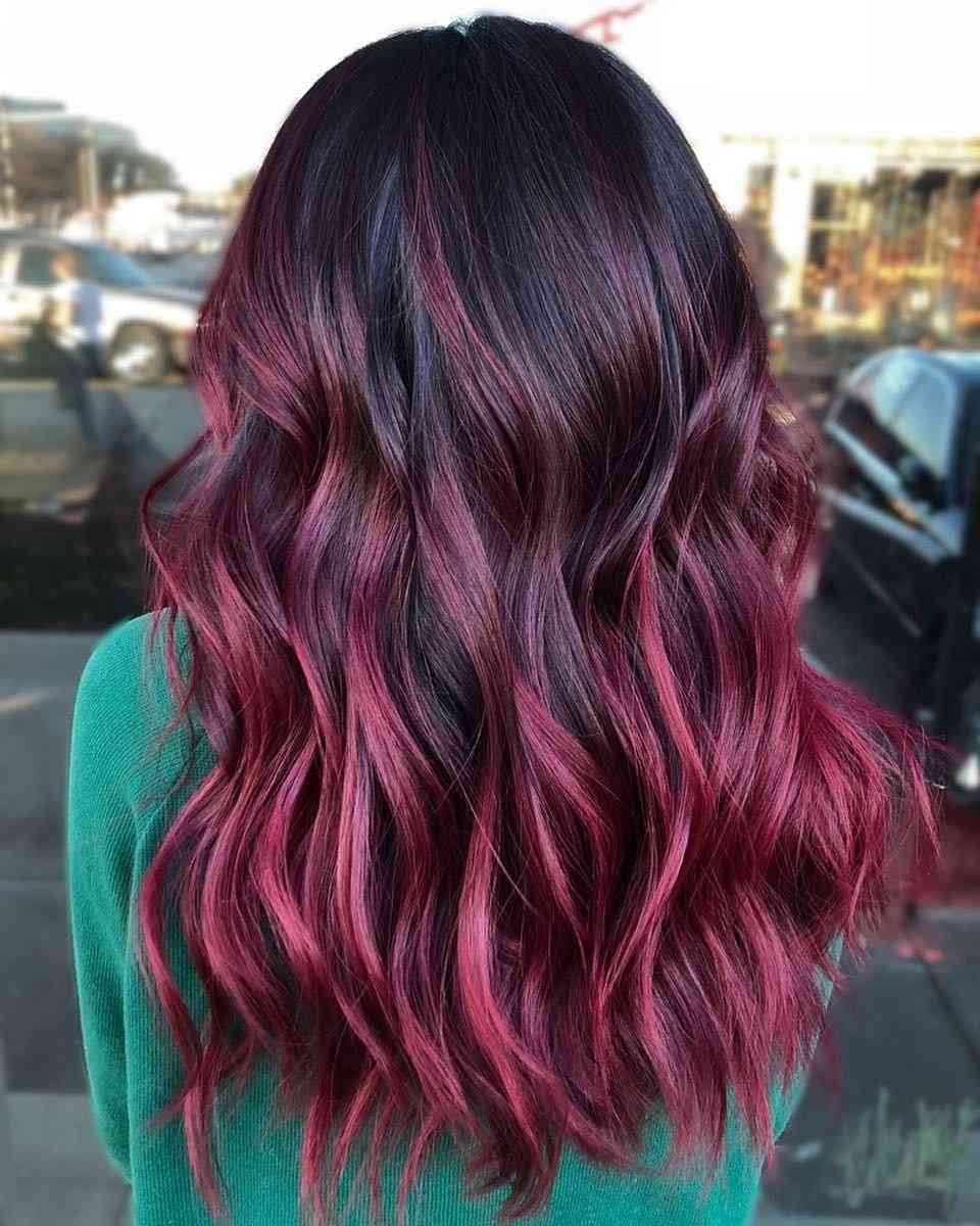 Balayage vermelho, preto, vermelho cereja, reflexos, cabelos escuros