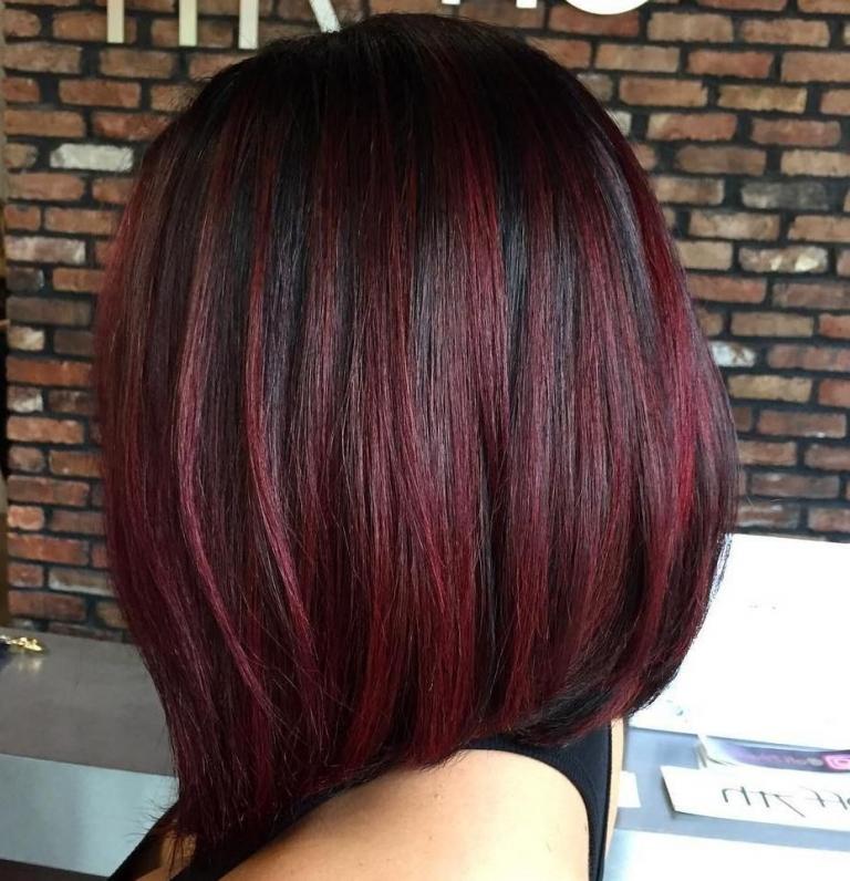 Cabelo Burgundu, cabelo escuro com mechas, corte de cabelo longo bob