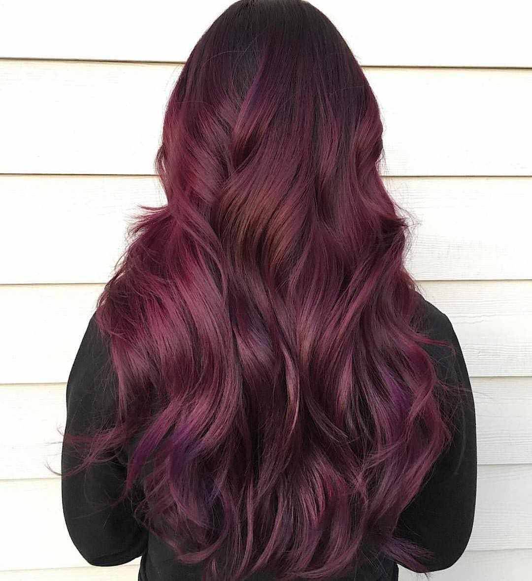 A cor do cabelo ruivo Borgonha destaca-se no cabelo castanho, tendências femininas