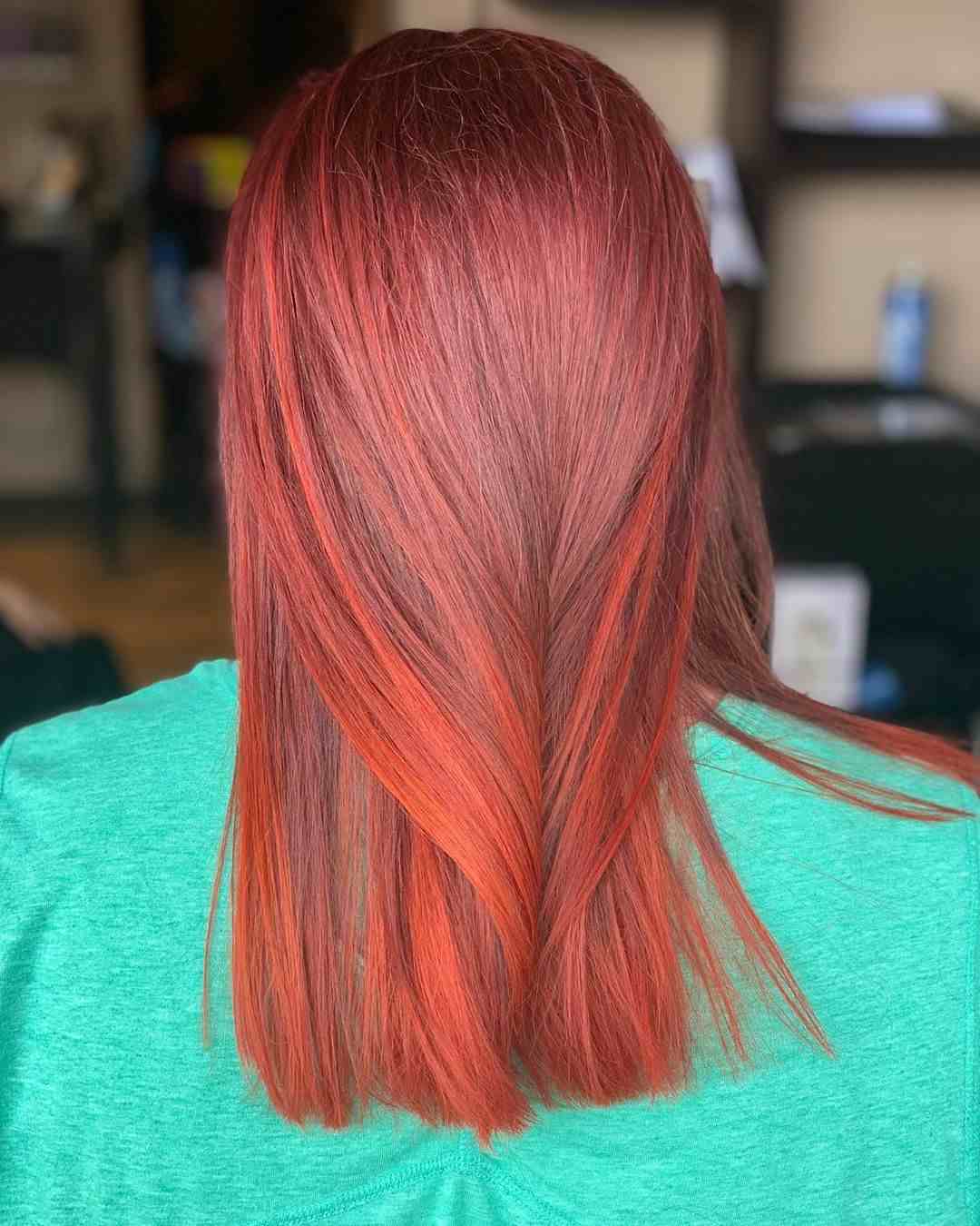Balayage vermelho cobre em cabelos castanhos tendências mulheres