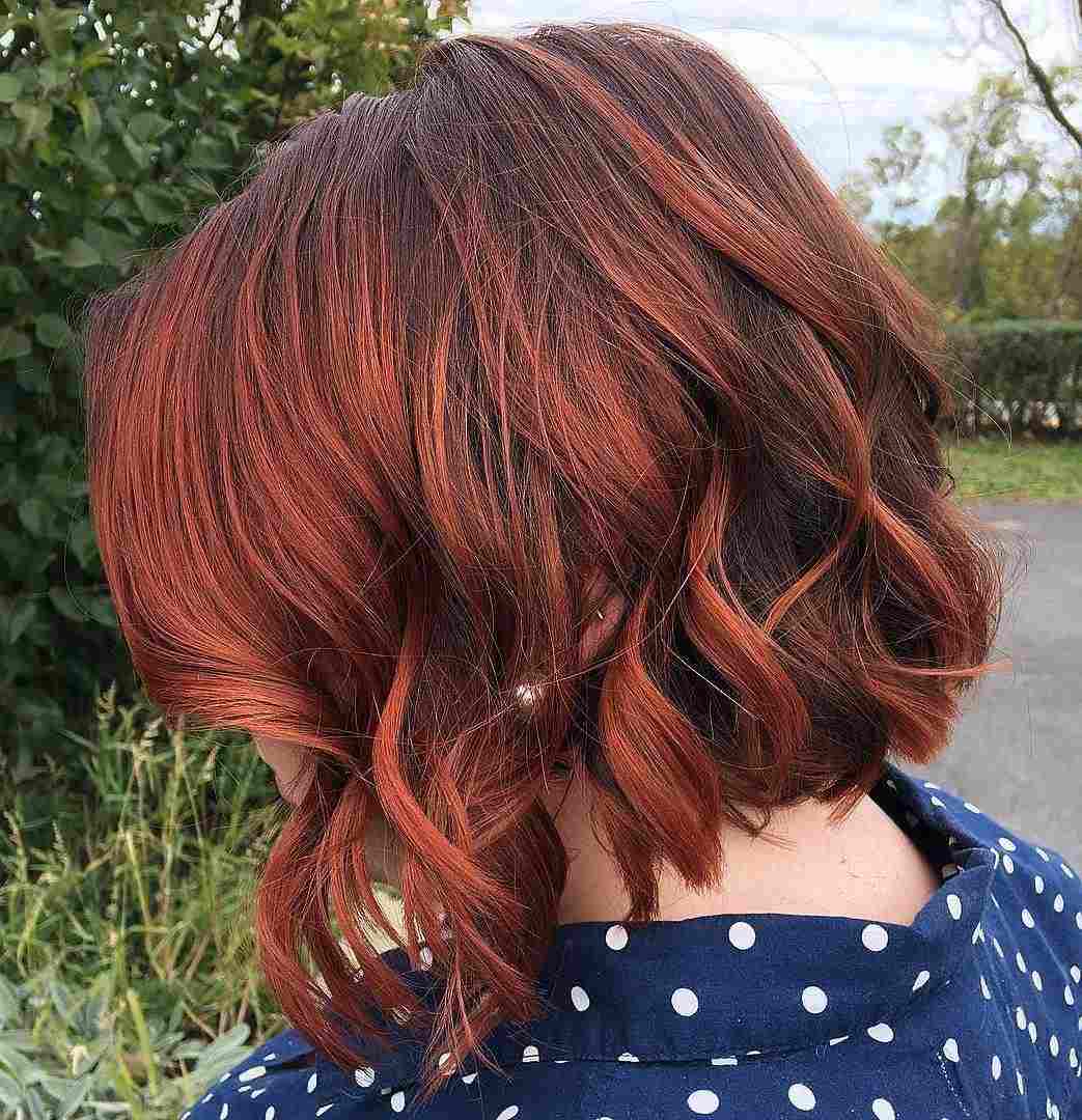 Balayage vermelho cobre em cabelo castanho corte de cabelo curto bob