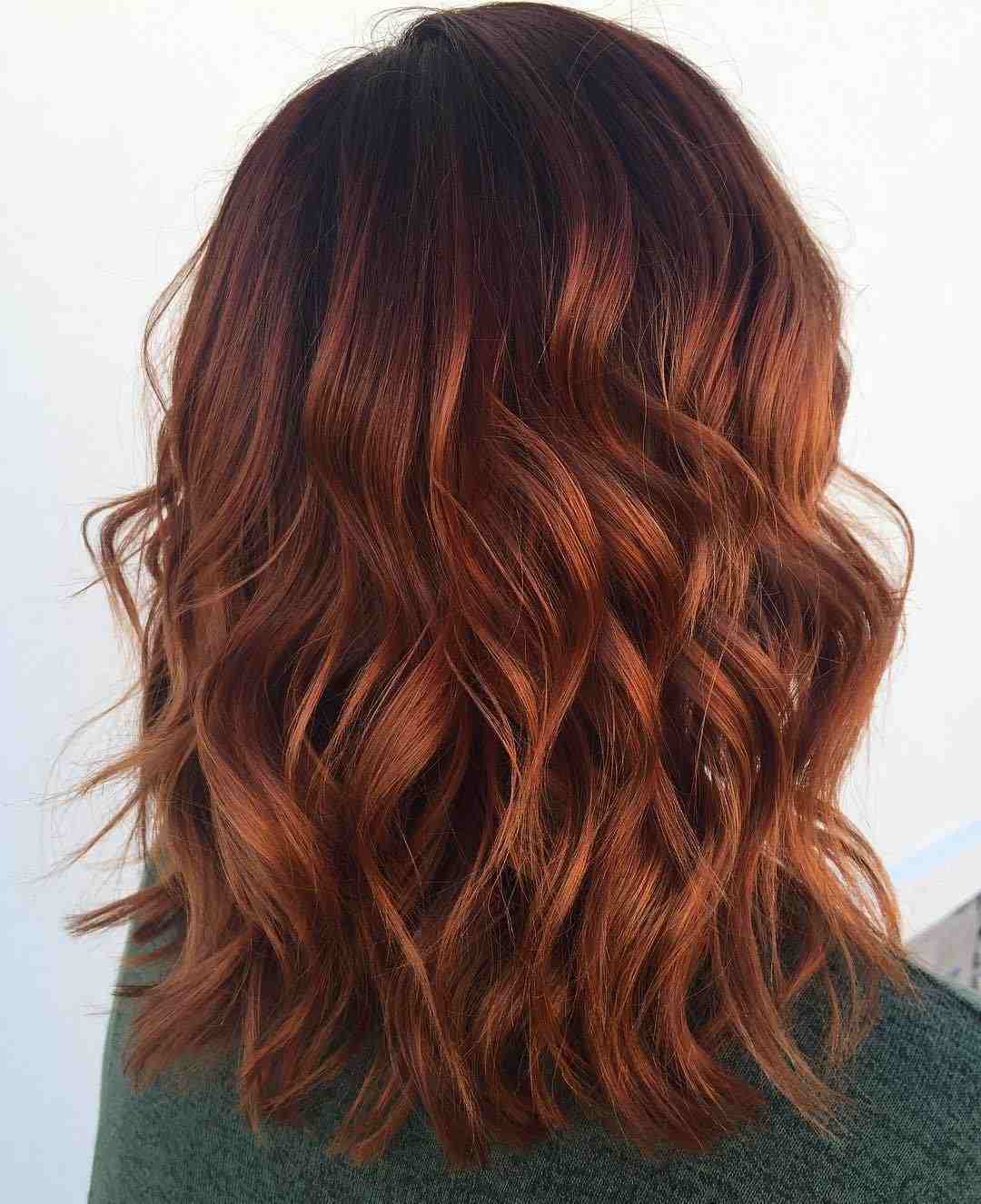 Cabelo vermelho cobre com mechas castanhas Faça cachos com um alisador
