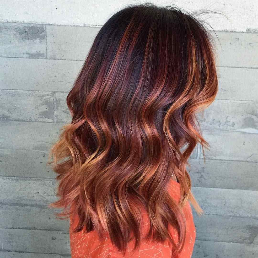 Fios vermelho cobre no cabelo castanho escuro Tendências do cabelo em mulheres de 2019