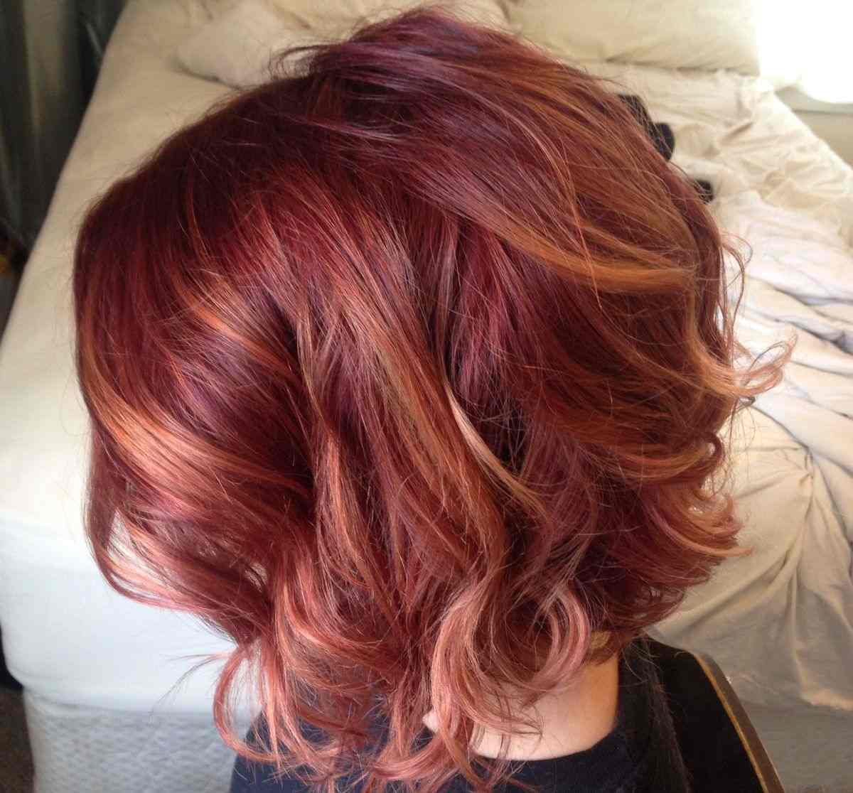 Corte de cabelo curto bob com fios vermelho cobre no cabelo castanho