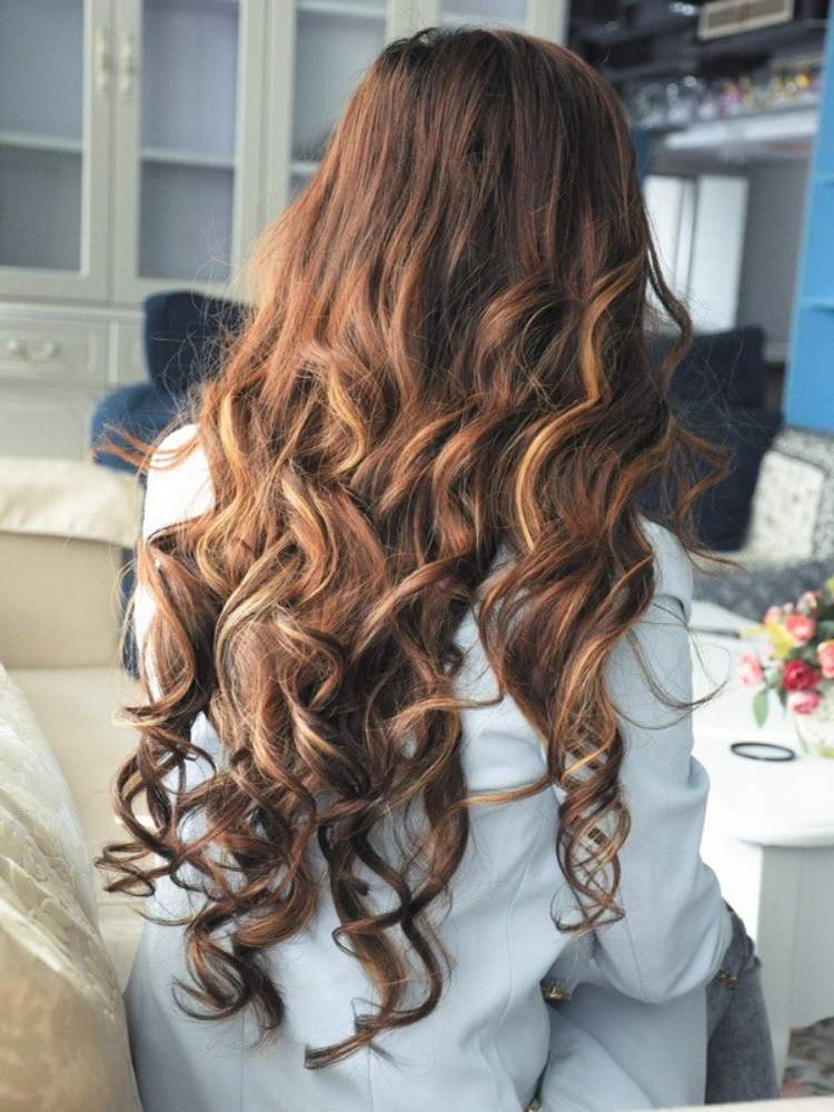 balayage-destaques-cabelo-escuro-encaracolado