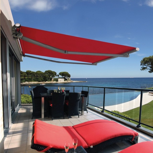 varanda proteção solar braço articulado toldo área de jantar grade de vidro