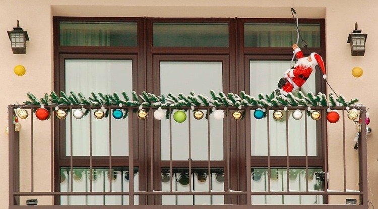 decoração de varanda para o natal com luzes de fada e bolas