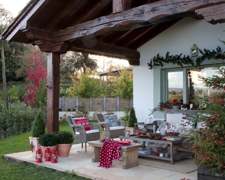 Decore o terraço para o Natal com toques vermelhos