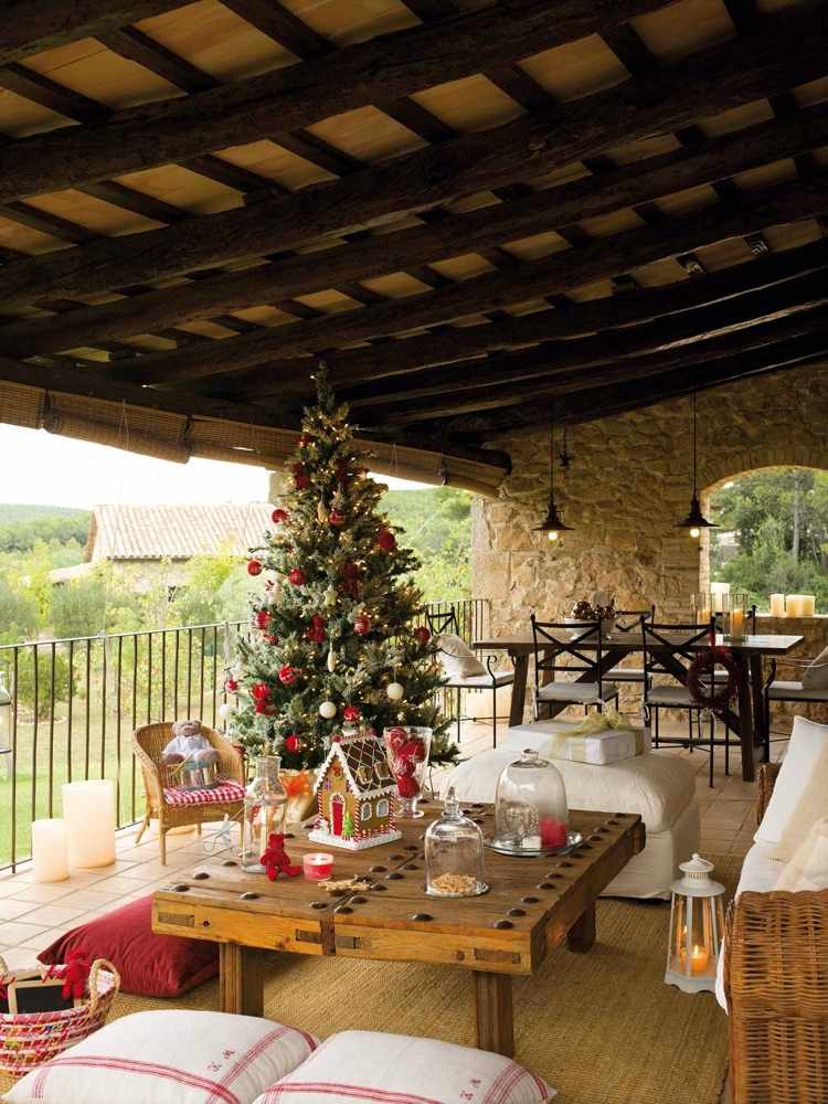 Decore o terraço para o Natal com um grande pinheiro e uma casa de pão de gengibre