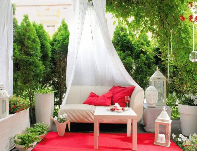 Varanda com tela de privacidade, coníferas, árvores, cama com dossel, tapete vermelho