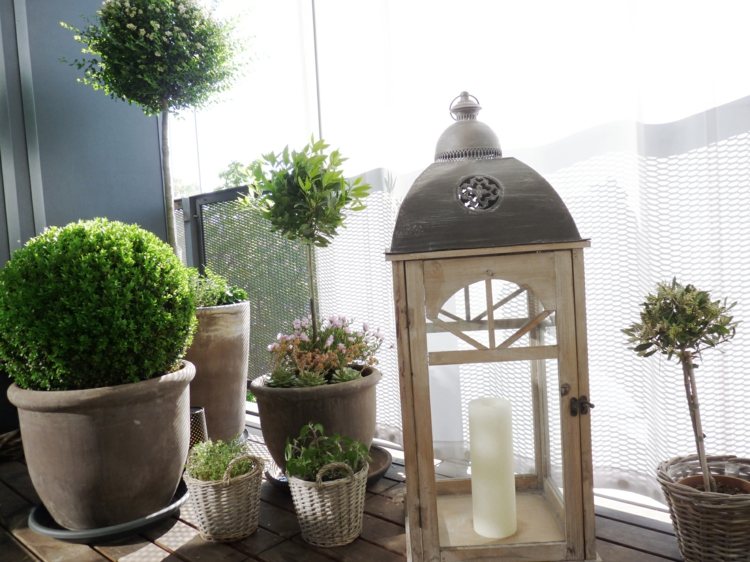ideias varanda plantas mobília lanterna buxo vela inspiração