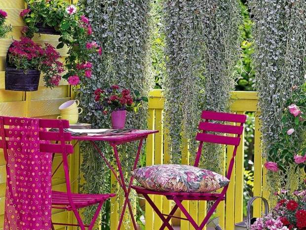 Móveis rosa para varanda, economizando espaço em madeira amarela
