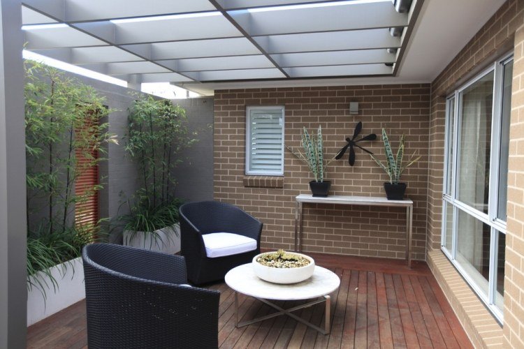 Bambu-tubos-plantas-terraço-grama ornamental-tábuas de assoalho