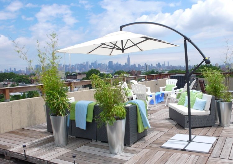 Bambu em um balde de privacidade - terraço na cobertura - piso de madeira - guarda-chuva em balanço