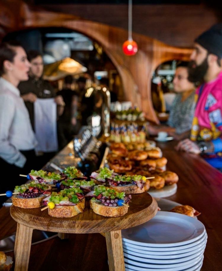 barra feita de madeira de mogno com pedaços de prato de bruscheta