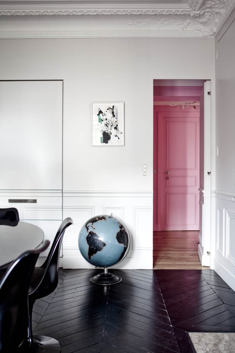 mobiliário barroco-moderno-preto-branco-piso-parquet-estuque-estuque-teto-globo