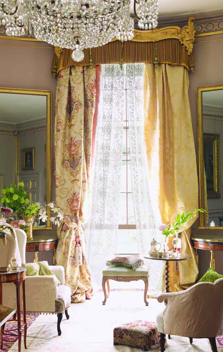 mobiliário barroco-moderno-lustre-poltrona-cortinas-franjas de ouro