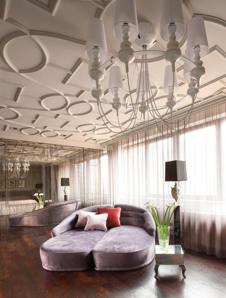 mobiliário barroco moderno - piso de parquet-teto-branco-estuque-lustre-sofá-cama